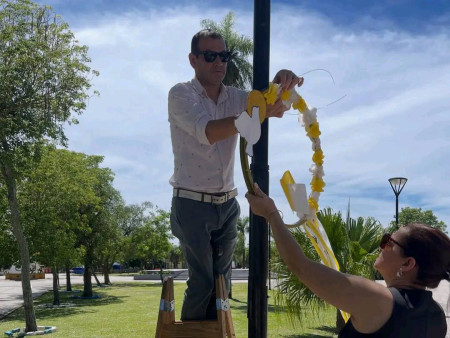 Ornamentación de la Plaza Libertad con los colores papales en víspera de la celebración del Día de nuestra Santa Patrona la Virgen Santa Lucía.